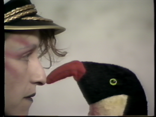 BETTINA GRUBER/MARIA VEDDER "MAMA'S LITTLE PLEASURE" (1984), VIDEOSTILL BETTINA GRUBER/MARIA VEDDER "MAMA'S LITTLE PLEASURE" (1984), VIDEOSTILL © VG BILD-KUNST, BONN 2017