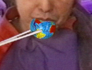 IRA SCHNEIDER „NAM JUNE PAIK IS EATING SUSHI IN SOUTH BEACH“ (1998), VIDEO STILL IRA SCHNEIDER „NAM JUNE PAIK IS EATING SUSHI IN SOUTH BEACH“ (1998), VIDEO STILL © IRA SCHNEIDER, 2018