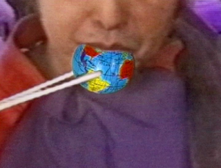 IRA SCHNEIDER „NAM JUNE PAIK IS EATING SUSHI IN SOUTH BEACH“ (1998), VIDEO STILL © IRA SCHNEIDER, 2018