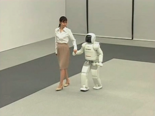 HÖRNER/ANTLFINGER „LE NOUVEAU OMIZA“ (2007), VIDEOSTILL HöRNER/ANTLFINGER „LE NOUVEAU OMIZA“ (2007), VIDEOSTILL © HÖRNER/ANTLFINGER 2016 / FOUND FOOTAGE VON HONDA