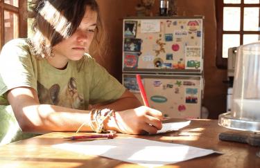 Video Still der Protagonistin aus dem Video Dear Lorde von Emily Vey Duke & Cooper Battersby, 2015.